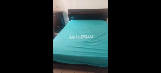 deux table de nuit et un lit deux place - 2