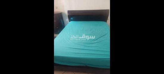 deux table de nuit et un lit deux place - 3